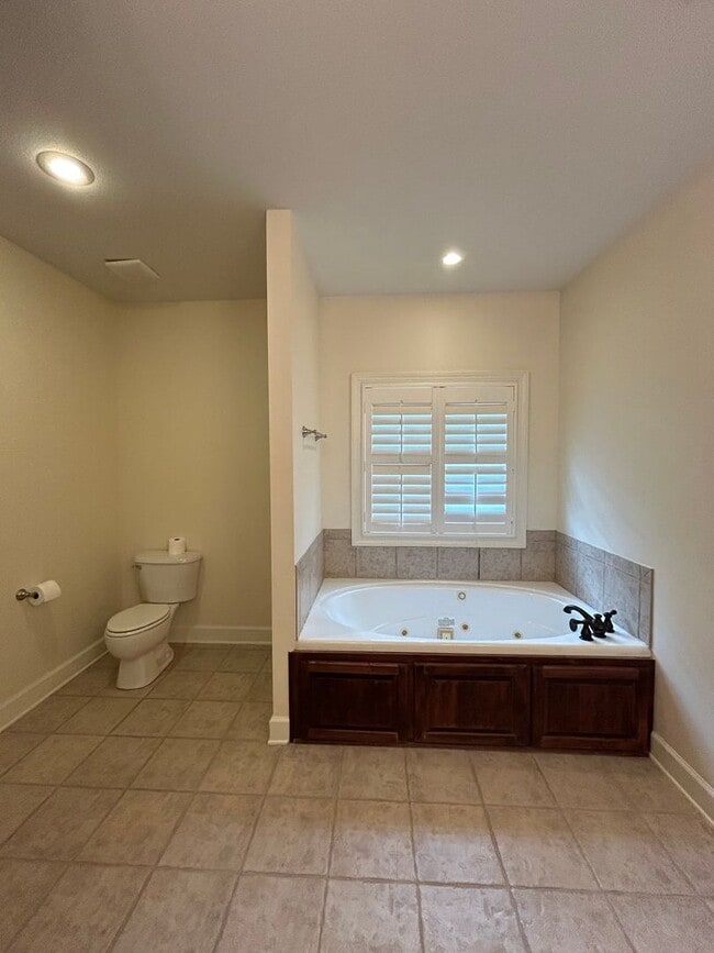 Building Photo - Tartan Pines, Rosemount Court, Enterprise, AL
