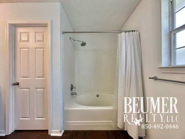 Building Photo - 3 bedroom 2 bath home with Beautiful Backyard