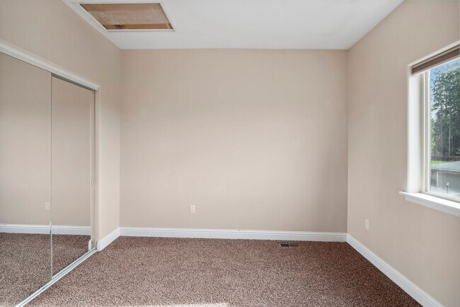 Building Photo - Beautiful Woodridge Home