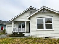 Building Photo - Spacious 3-bed 2-bath home with attached g...
