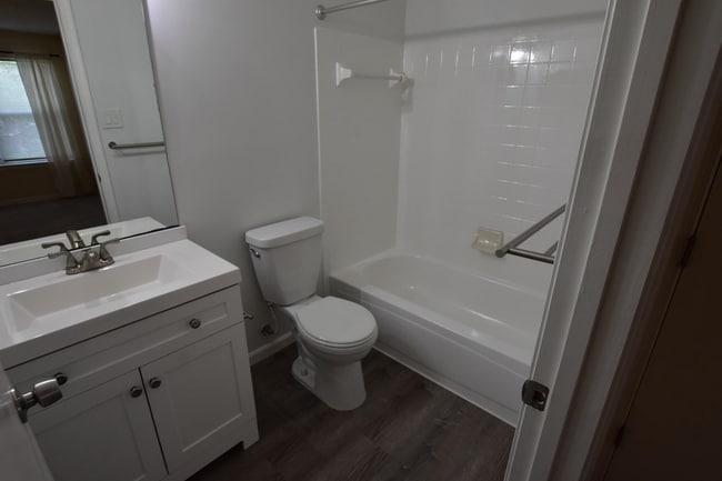 Building Photo - Spacious and Sunlit 2BR/2BA Condo with Por...