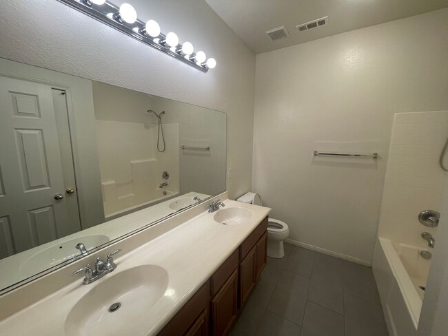 Building Photo - Hesperia- 3 Bedrooms, 2 bathrooms, New pai...