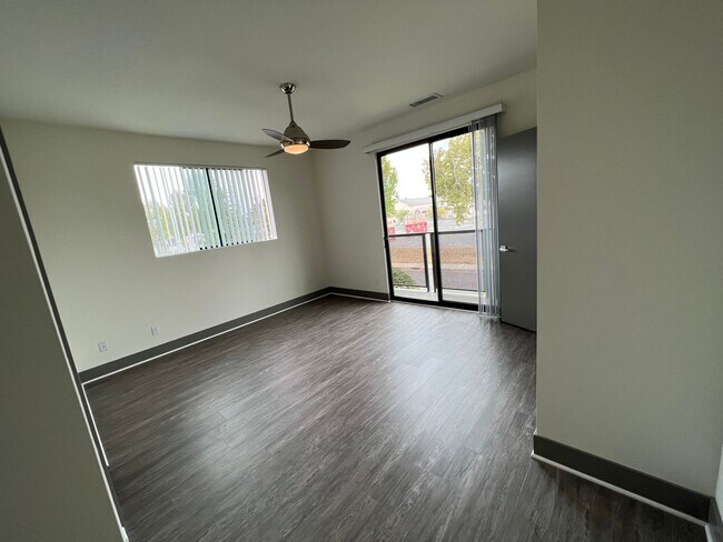 Building Photo - NEWER  4BED 3 BATH FRONT TOWNHOME*HWFLS*BALCONY*W/D IN  UNIT* CENTRAL AIR/HEAT* *STAINLESS  APPLI...