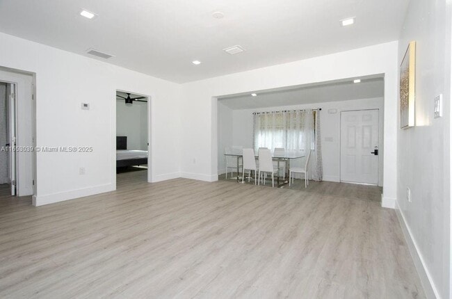 Building Photo - 935 NE 129th St