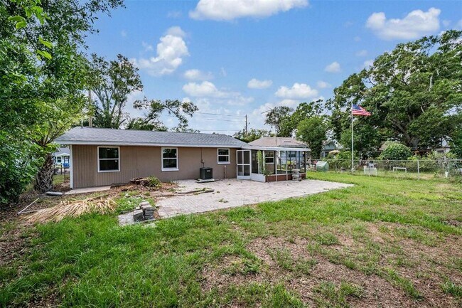 Building Photo - 636 Stremma Rd
