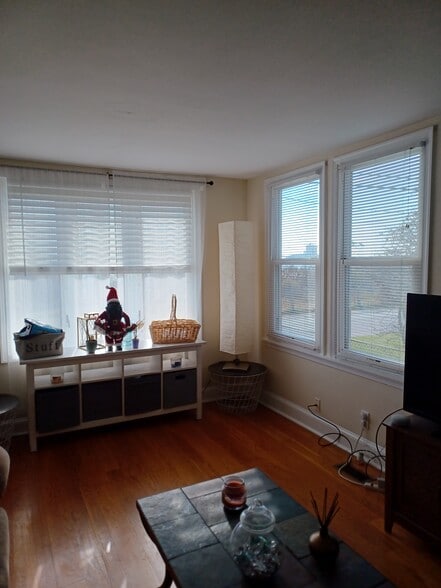 Living room, decorated - 7310 Bay Front Rd