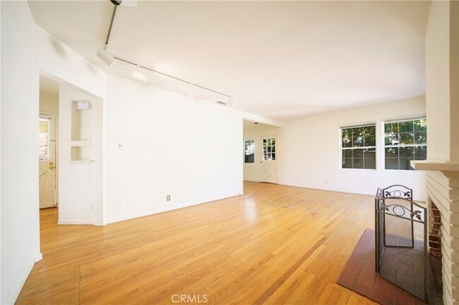 Building Photo - 5446 Columbus Ave