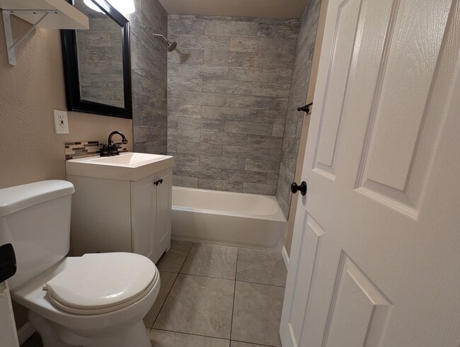 Building Photo - 3 Bedroom House in Shasta Lake, Fridge, Wa...