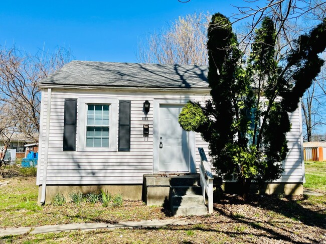 Primary Photo - Updated 2 Bedroom house off Cane Run Rd!