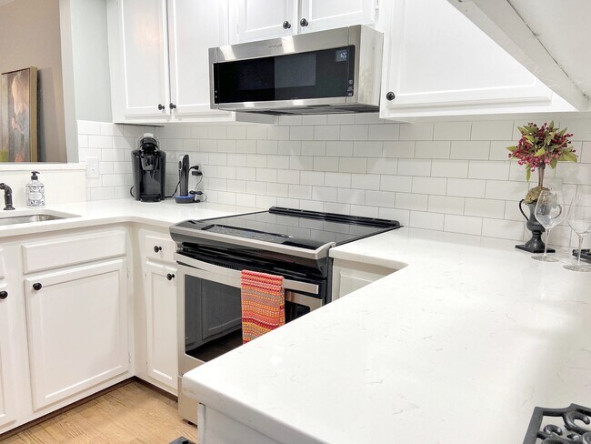 Building Photo - 1575 Ivy Trce