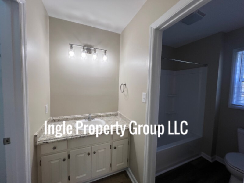 Building Photo - 341 N Hickory St