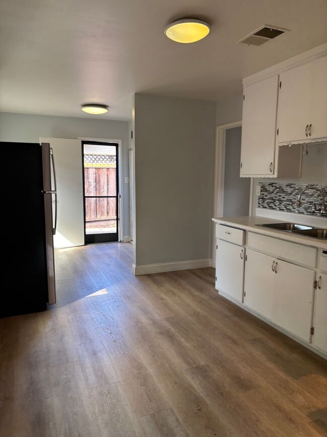 Building Photo - Palo Alto 3 Bed. 1 Bath Home Available now...