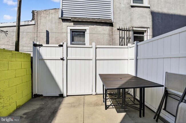 Building Photo - 2216 Almond St