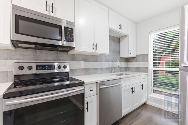 Building Photo - 3820 Southway Dr