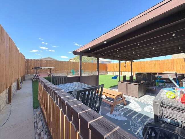 Building Photo - East El Paso 4 bed Refrig A/C w/Gorgeous L...