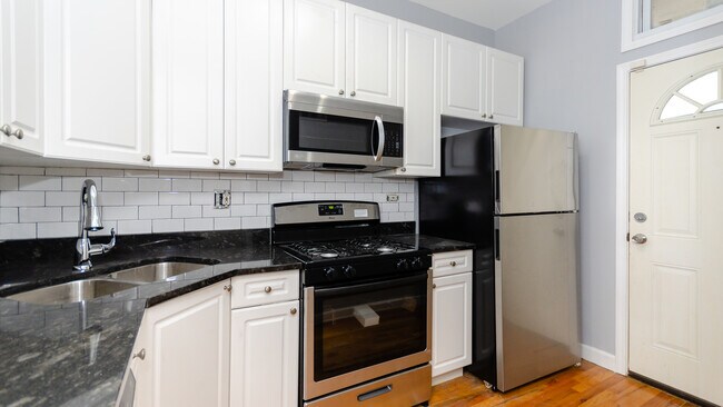 Building Photo - 1147 E 61st St