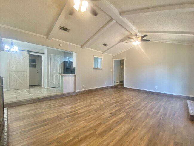 Building Photo - Great 3 bed 2 bath near West Loop 289 and ...