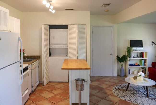 Building Photo - 808 Flamingo Dr