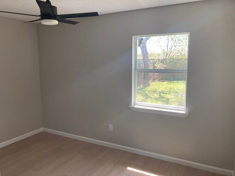 Building Photo - 2627 32nd Ave N