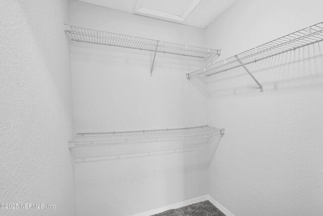 Building Photo - 13700 Richmond Park Dr N