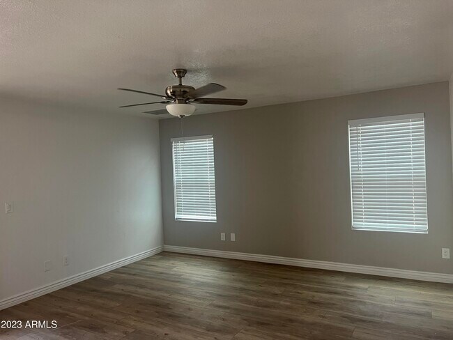 Building Photo - 1733 N La Rosa Dr