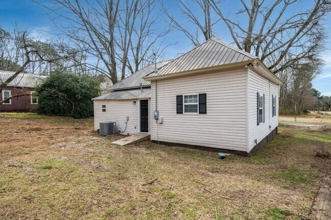Building Photo - Super Cute & Super Clean 2-Bedroom Home in...