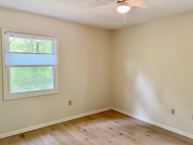 Building Photo - East AVL - Mid Century Modern Beauty in Bo...