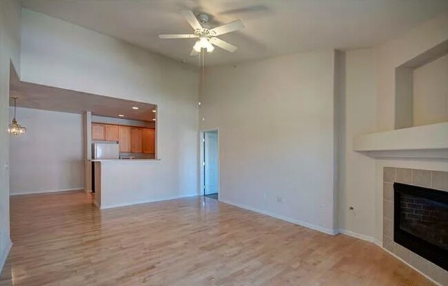 Building Photo - Bright Top Floor Condo with Vaulted Ceilin...