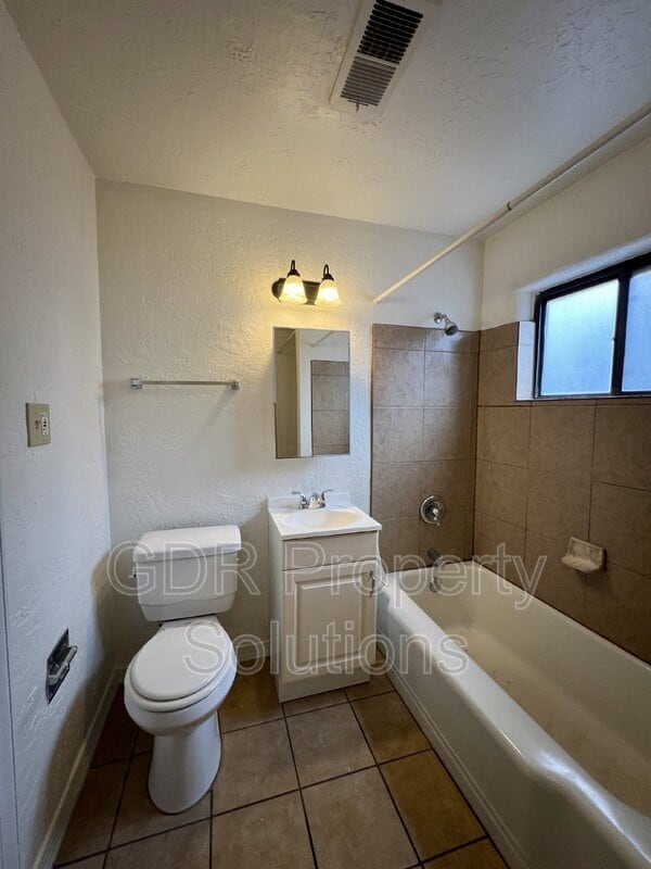 Building Photo - 3529 Ross Ave SE