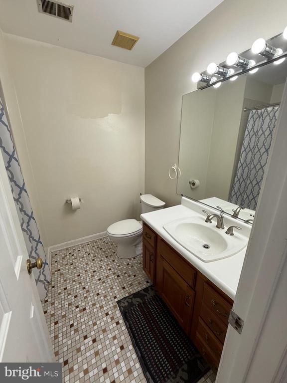 Building Photo - 10 Candlelight Ct