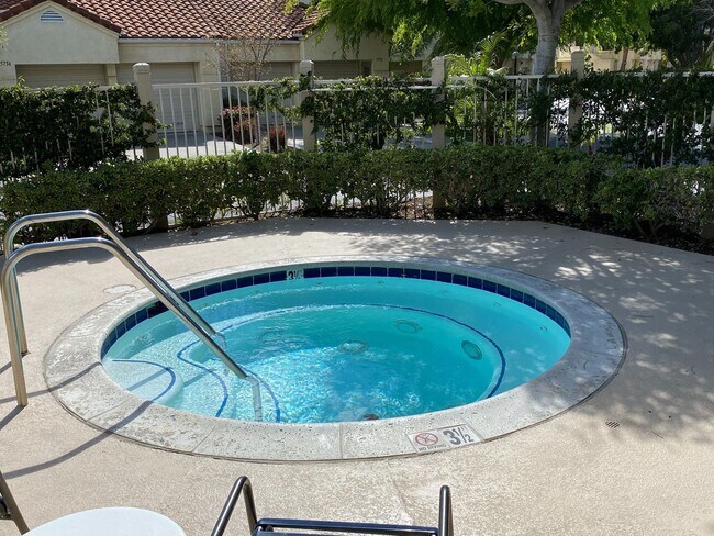 Building Photo - Light & Bright Mission Ridge Condo