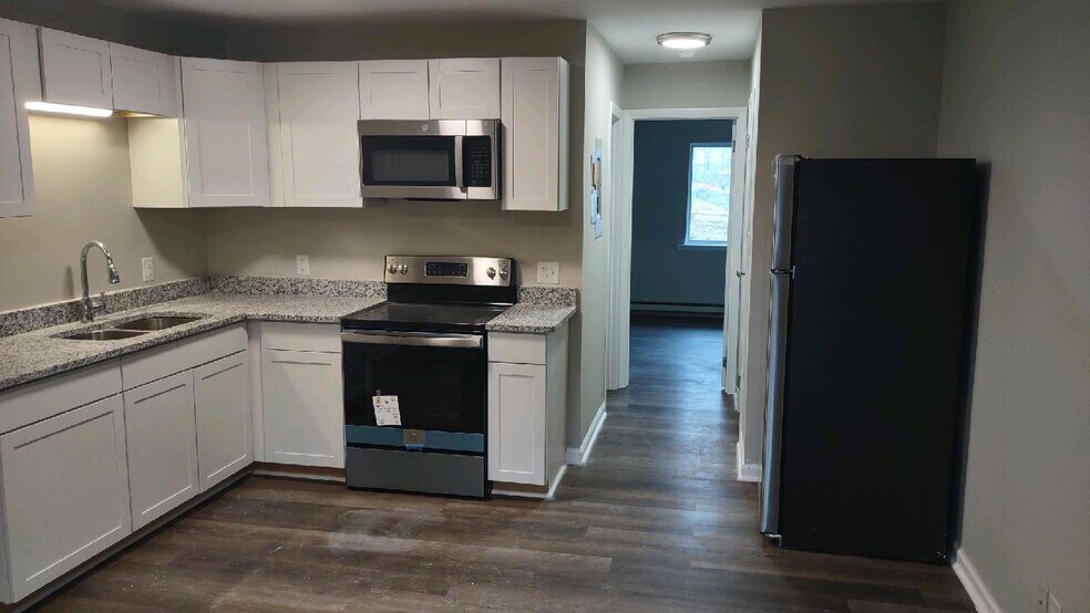 Building Photo - Cozy Apartment--Central Location!