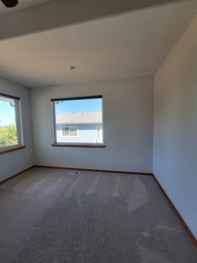 Building Photo - 100 Sapphire Pl