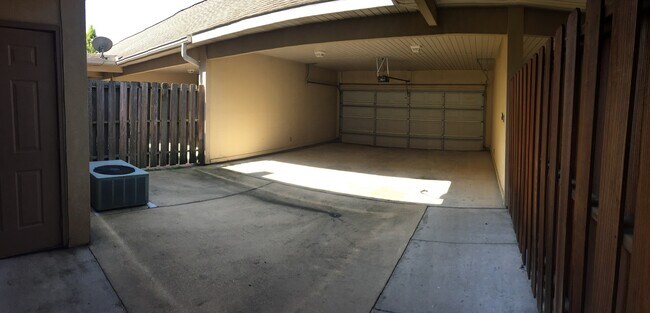 Building Photo - Gated Townhome Close to LSU, LSU bus route...
