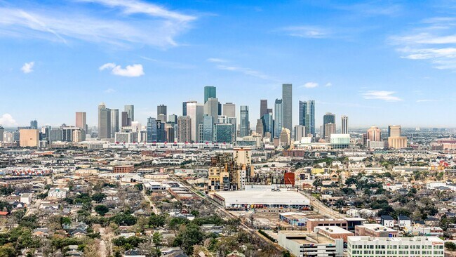 Building Photo - 747 Dumble St