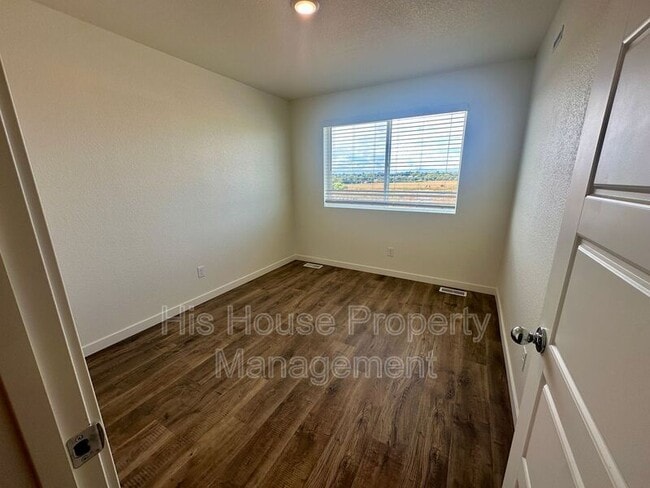 Building Photo - 3961 Pinnacles Ct