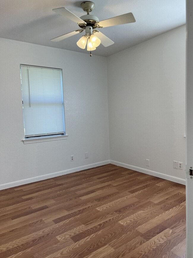 Building Photo - 326 Elm Dr