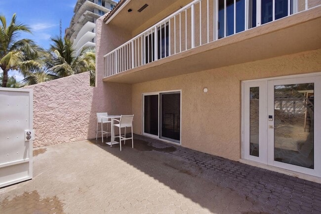 Building Photo - 1173 Hillsboro Mile Unit 22