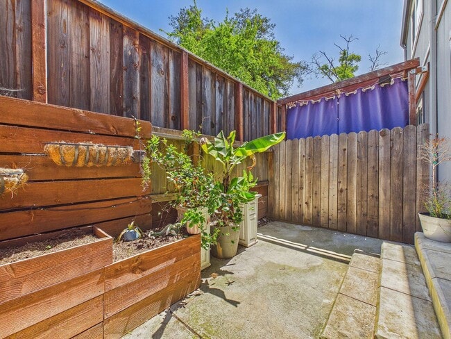 Building Photo - Updated 2 Bed / 1.5 Bath Townhome – In-Unit Washer & Dryer + Garage Parking – $2,800/month