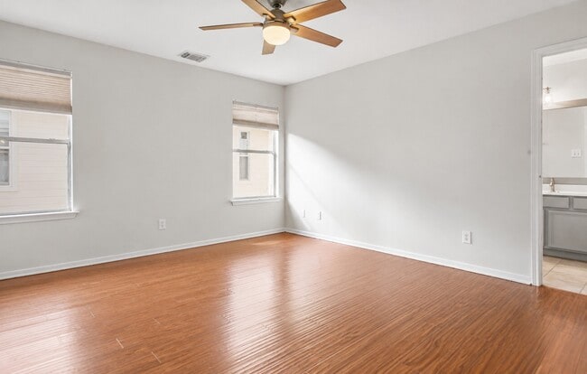 Building Photo - 6 Thicket Grove Pl