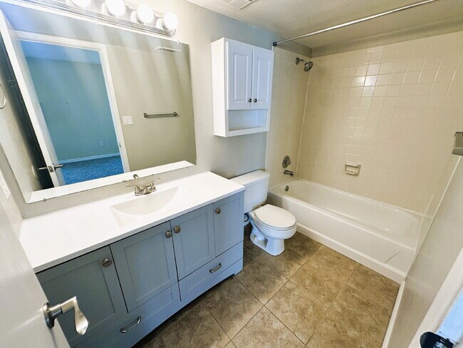 Building Photo - Updated 2 Bedroom, 2 Bath Condo (Available Immediately)