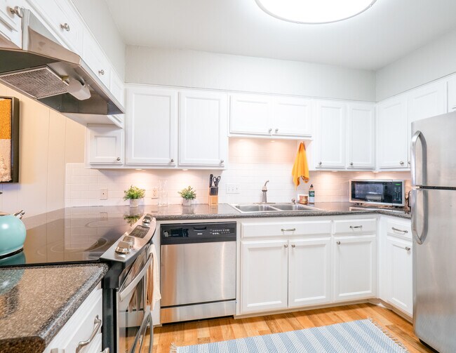 Building Photo - 2122 Hancock Dr