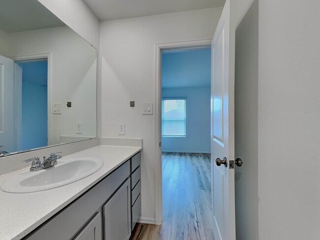 Building Photo - 18714 Mercer Fls Dr