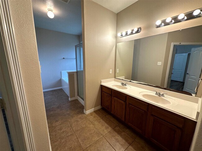 Building Photo - 2047 Lulach Ln