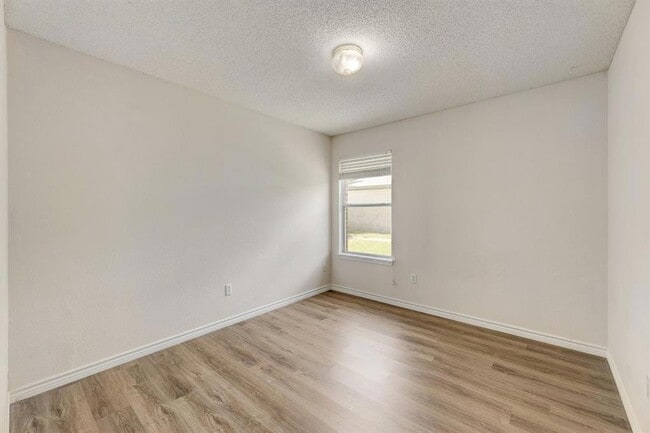 Building Photo - 2101 Parksville Way