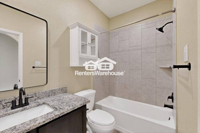 Building Photo - MOVE IN READY COMPLETELY UPDATED - 3BED/2B...