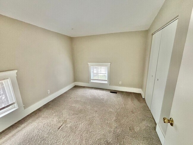 Building Photo - 119 E Oak St