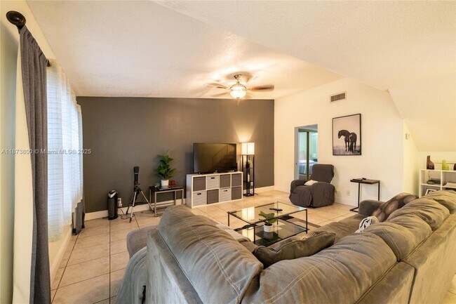 Building Photo - 10600 La Placida Dr