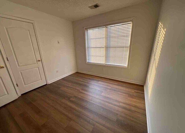 Building Photo - Great Price on Huge "As Is" 5 Bed/3 Bath S...