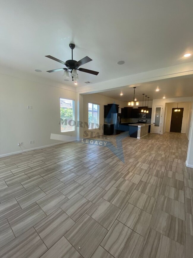 Building Photo - Stunning 4 bedroom, 2.5 bath house - 3 car...